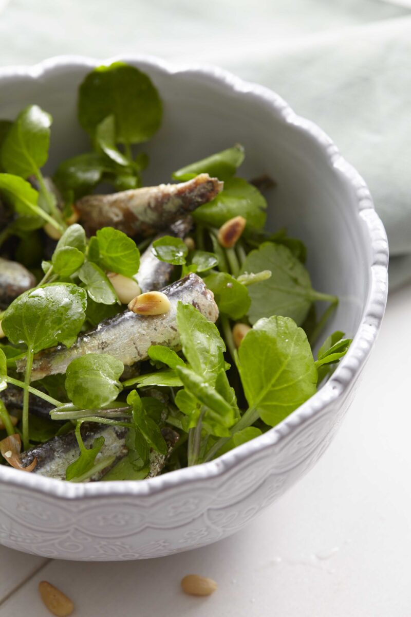Salade de cresson à la sardine, pignons grillés et copeaux de comté