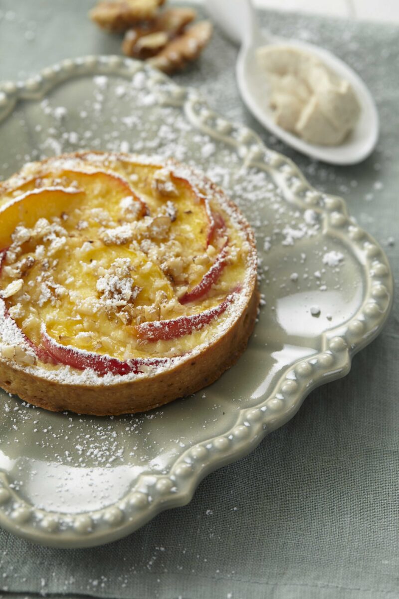 Tarte à la pêche et crème de noix